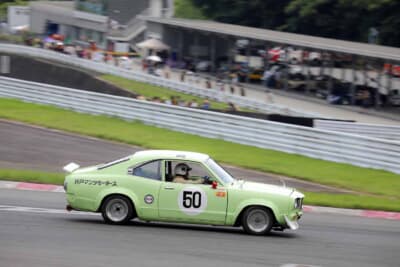 マツダ サバンナ RX-3:岩瀬さんの愛車をよく見るとゼッケン50番となっているが、これが50歳までに作ろうと考えて作った証でもあった