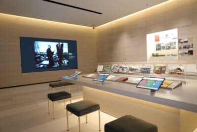 展示コーナー奥にも大型ディスプレイを設置