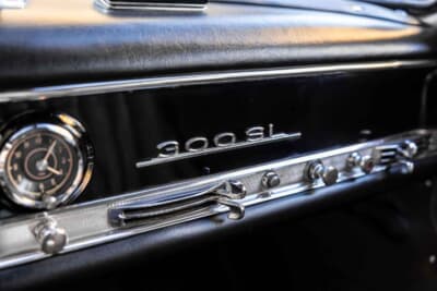 129万9500ユーロ(邦貨換算約約2億3780万円)で落札されたメルセデス ベンツ「300 SL」(C)Bonhams