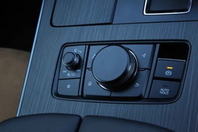 マツダ CX-60：手元で直感的にエアコンやナビなどの操作ができるコマンダー。ブラインドタッチも容易に行える