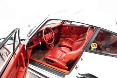 17万5000〜20万ユーロ（約3220万〜3680万円）で現在も販売中のポルシェ「911ターボ フラットノーズ」（C）Bonhams