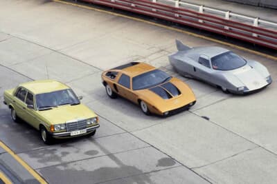 90度バンクを用いた高速走行テスト。セダン、クーペ、ステーションワゴンの3モデルが並走する貴重なカット