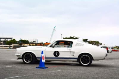 同じく2日目、「赤間総合運動公園」にて行われたP.C.競技で懸命に奮闘する、1967年式フォード マスタング ファストバックのコンビの様子だ