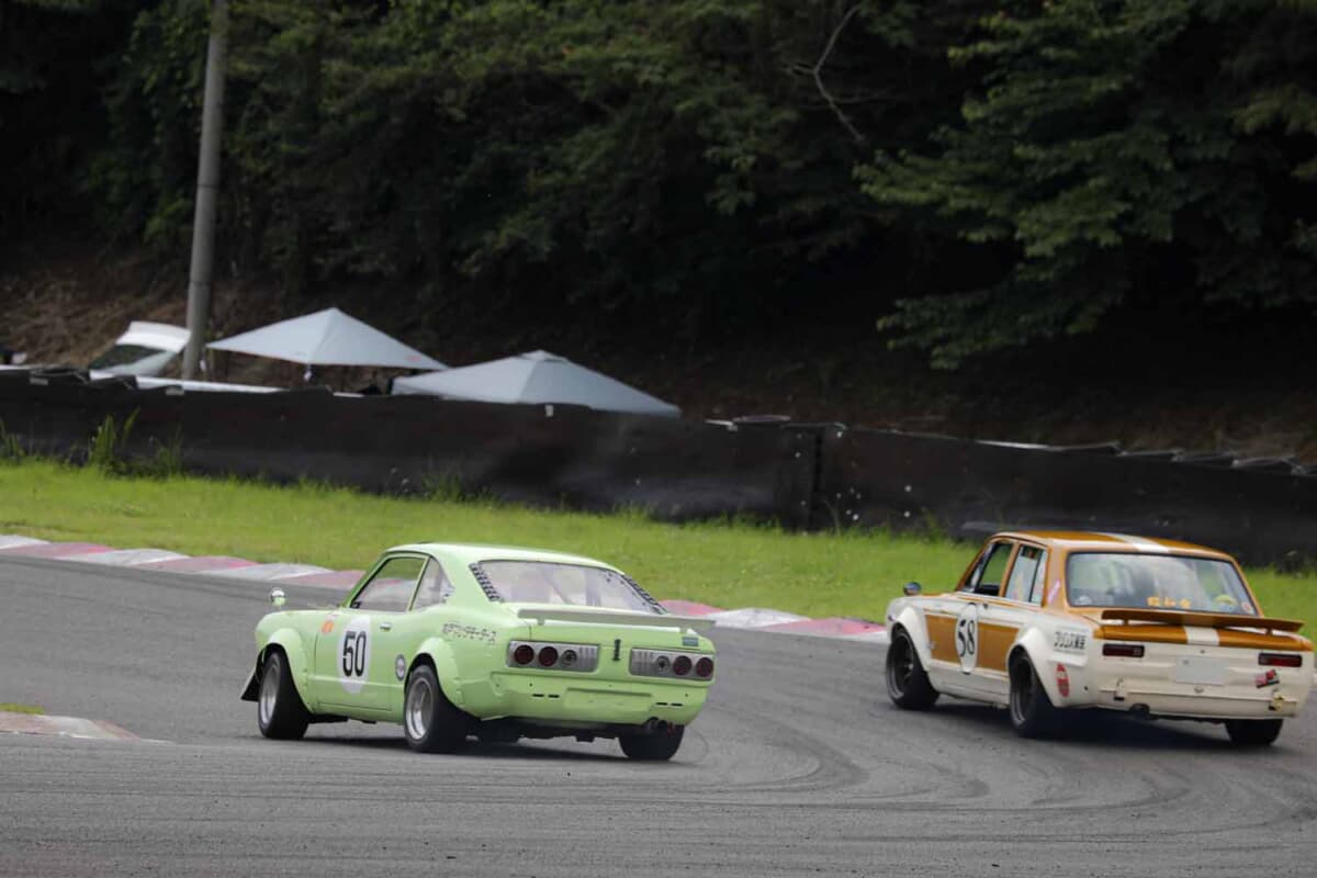 マツダ サバンナ RX-3：サーキットでライバルと火花を散らす岩瀬さんのRX-3。ハコスカには負けられない