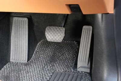 マツダ CX-60：不自然さのないペダルレイアウト。オルガン式アクセルペダルも使いやすい。基本を大事にするマツダの姿勢が窺える