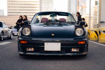 911ターボ フラットノーズ カブリオレ。バンパーに刻まれた飛び石による無数の小傷が、このクルマの戦歴を物語っているようだった。希少なモデルにも関わらず思い切り走らせる心意気に拍手を送りたい