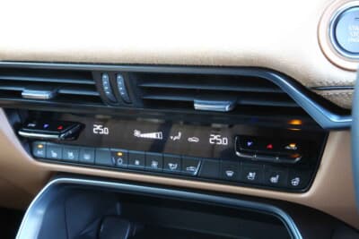 マツダ CX-60：物理スイッチを残した空調パネル。運転中でも迷わずに操作できるのが嬉しい