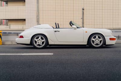 低く構えた911（964）スピードスターのシルエット。女性的なフォルムに目を奪われる