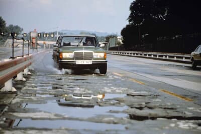 車体に大きな負荷をかける悪路区間テストの様子。世界中のあらゆる道を想定した厳しい耐久試験が行われた