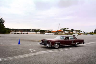 2日目のP.C.競技で奮闘する1979年式リンカーン タウンカー。競技には不利と思われる超大型車ながら、エントラントの2人はとても楽しそうにコースをこなしていた