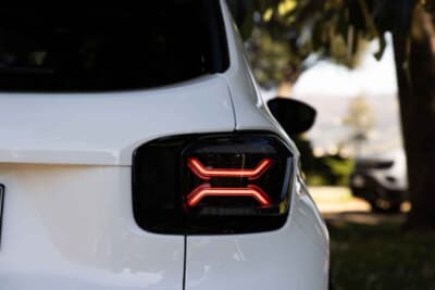 ジープ・アベンジャー 4xe：ジェリー缶のデザインから着想を得たX形状の特徴的なLEDリアライト