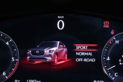 マツダ CX-60：走行モードをスポーツに切り替えると、メーターが赤く染まり走りの気分を高める