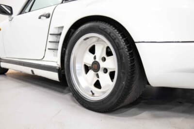 17万5000〜20万ユーロ（約3220万〜3680万円）で現在も販売中のポルシェ「911ターボ フラットノーズ」（C）Bonhams