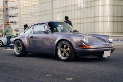 空冷ポルシェをベースに、熟練職人の手作業で究極の911を制作するアメリカのレストモッド専門ブランド「Singer Vehicle Design（通称シンガー）」が手がけた911。妖艶なボディーカラーが独特の雰囲気を醸し出していた