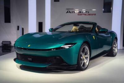 フェラーリ アマルフィ スパイダー：曲線的なボディラインと直線的なヘッドライトが共存する