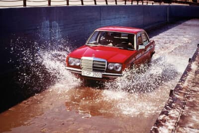 深い水たまりを想定した貯水池での走行テスト。過酷な環境下でも走り抜ける信頼性がここで磨かれた