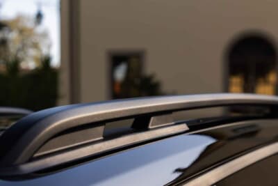 ジープ・アベンジャー 4xe：積載性を高めるルーフレールで、アウトドアへの挑戦意欲を引き上げる