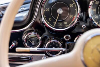 129万9500ユーロ(邦貨換算約約2億3780万円)で落札されたメルセデス ベンツ「300 SL」(C)Bonhams