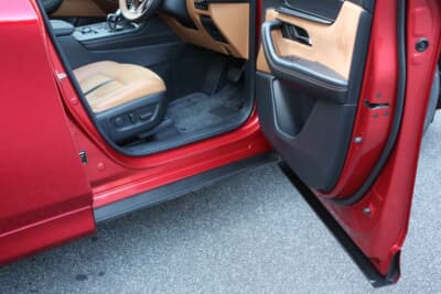マツダ CX-60：ドアトリムにも上質な素材を使用。大きく開くドアで乗り降りもスムースだ。サイドシルがドアの内側にあり、悪路走行後でも汚れにくいところがSUVらしい特徴だ