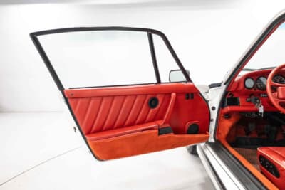 17万5000〜20万ユーロ（約3220万〜3680万円）で現在も販売中のポルシェ「911ターボ フラットノーズ」（C）Bonhams