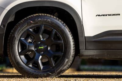 ジープ・アベンジャー 4xe：足もとを精悍に引き締めるブラックホイールを装着