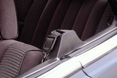 ボディ剛性を確保した2ドアクーペのインテリア。シートベルトはしっかりと乗員を保護する設計となっている