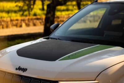 ジープ・アベンジャー 4xe：Avenger 4xe Hybrid Launch Editionならではの特別装備のフードデカール