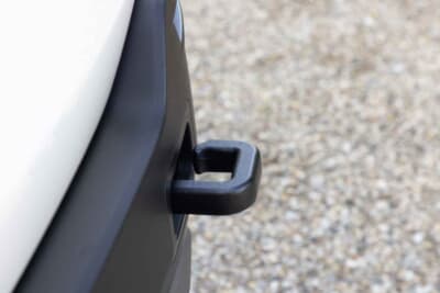 ジープ・アベンジャー 4xe：本格オフローダーの証であるリア牽引フックを標準装備