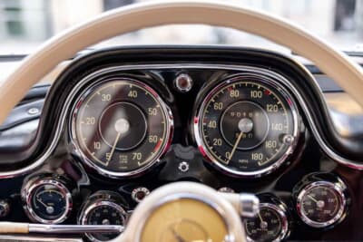 129万9500ユーロ(邦貨換算約約2億3780万円)で落札されたメルセデス ベンツ「300 SL」(C)Bonhams