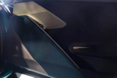 フェラーリ アマルフィ スパイダー：インテリアは場所ごとに異なる生地の質感や色味で飽きのこないデザインとなっている