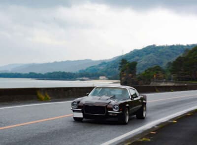 国道58号線のシーサイドコースを快走する1967年式シボレー カマロ。2日目は時おり雨に見舞われたが、天候をものともせず心地よいV8サウンドを轟かせていた