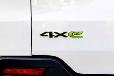 ジープ・アベンジャー 4xe：Avenger 4xe Hybrid Launch Editionならではのグリーンアクセントエンブレム