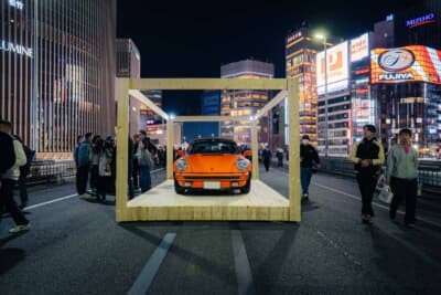 911 3.0Lターボ（930）の毒を持ったカエルのようなボディーカラー「シグナルオレンジ」は夜でも独特な存在感があった