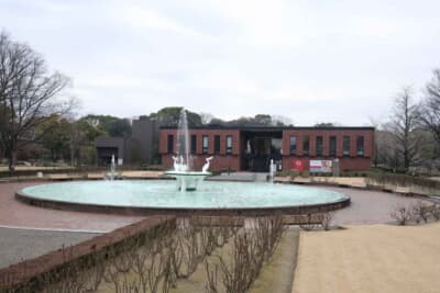 噴水の先にあるのが、1956年の寄贈当初は石橋美術館として開館した、現在の久留米市美術館である