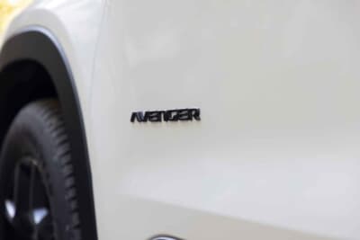 ジープ・アベンジャー 4xe：ボディサイドを引き締める黒のAVEGERロゴ