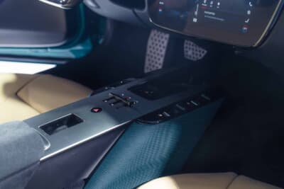 フェラーリ アマルフィ スパイダー：フラットなセンターコンソールを備える