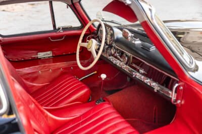 129万9500ユーロ(邦貨換算約約2億3780万円)で落札されたメルセデス ベンツ「300 SL」(C)Bonhams