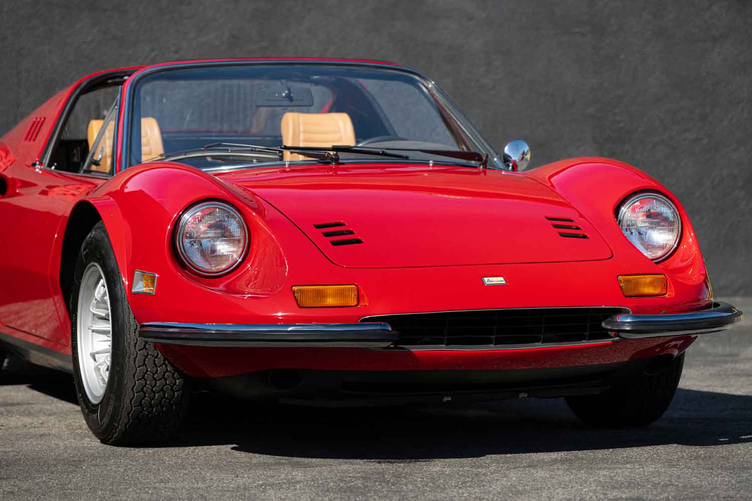 1.2億円超えも納得の特別装備!? 最高期モデルにのみ存在する「ディーノ246GTS」の超希少「チェア&フレア」仕様