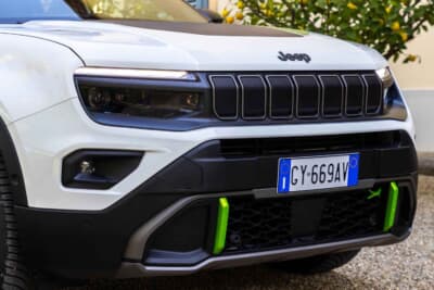 ジープ・アベンジャー 4xe：7スロットグリルのフロントフェイスがJeep伝統の誇りを今に伝える