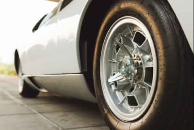 215万ドル（邦貨換算約3億3755万円）で落札されたランボルギーニ「ミウラP400」（C）Courtesy of Broad Arrow