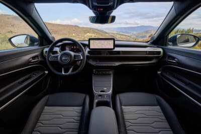 ジープ・アベンジャー 4xe：冒険心を触発するインテリアはシンプルにして機能性が高い