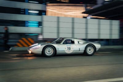 搬出時にはヘッドライトを点灯させた904 GTSが夜のKK線を走り抜けた。60年前のレーサーが令和の銀座を駆けた瞬間だ