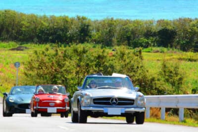 晴天のもと、伊計島での最終P.C.競技を無事に終えて沖縄本島に戻る車列。堂々たる隊列の先頭を務めるのは、1968年式メルセデス・ベンツ 280SLである