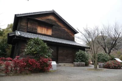 明治から昭和期を代表する久留米市出身の洋画家、坂本繁二郎のアトリエ。坂本は、石橋正二郎氏が高等小学校時代に、図画の先生として関わっており、それが後の美術品に興味をもつきっかけとなった