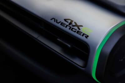 ジープ・アベンジャー 4xe：シルバーのダッシュボードに記された専用4xeロゴが、堅牢さと個性を強調