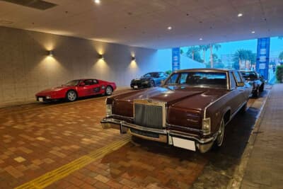 2日目の夜は雨に見舞われたため、「ヒルトン北谷沖縄リゾート」から「北谷フィッシャリーナ中央広場」へ抜けるトンネル状のスペースにて、車両たちは一夜の雨宿りをおこなった