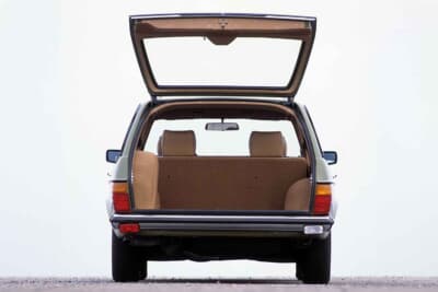 ラゲッジスペースは通常時で523L、後部座席を折りたためば最大879Lという広大でフラットな空間が出現する