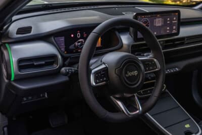 ジープ・アベンジャー 4xe：コクピットには10.25インチフルカラーマルチビューディスプレイと10.25インチのタッチパネルモニターを搭載