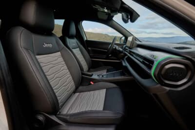 ジープ・アベンジャー 4xe：汚れを気にせずアクティブに支えるウォッシャブルシートを採用したインテリア