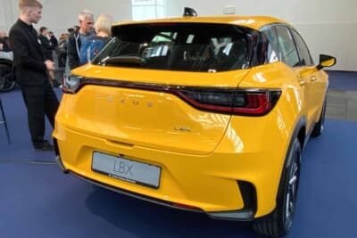 レクサス LBXはとてもコンパクトで乗りやすそう。鮮やかな色のクルマが好きな私には、この黄色は気分をあげて貰えそうです